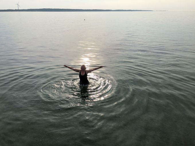 Kalundborg, oktober  2020.  Glæde over start på vinterbadning. Det føles som en ekstra velgørende kraft fra moderjord igennem havet til mig... et velbefindende der næsten ikke kan beskrives, men som jeg forsøger at videregive til jer med min stjernehealing.
